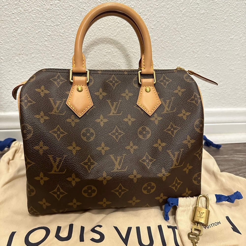 SOLD!!!!!!!! AUTHENTIC Louis Vuitton monogram speedy 25